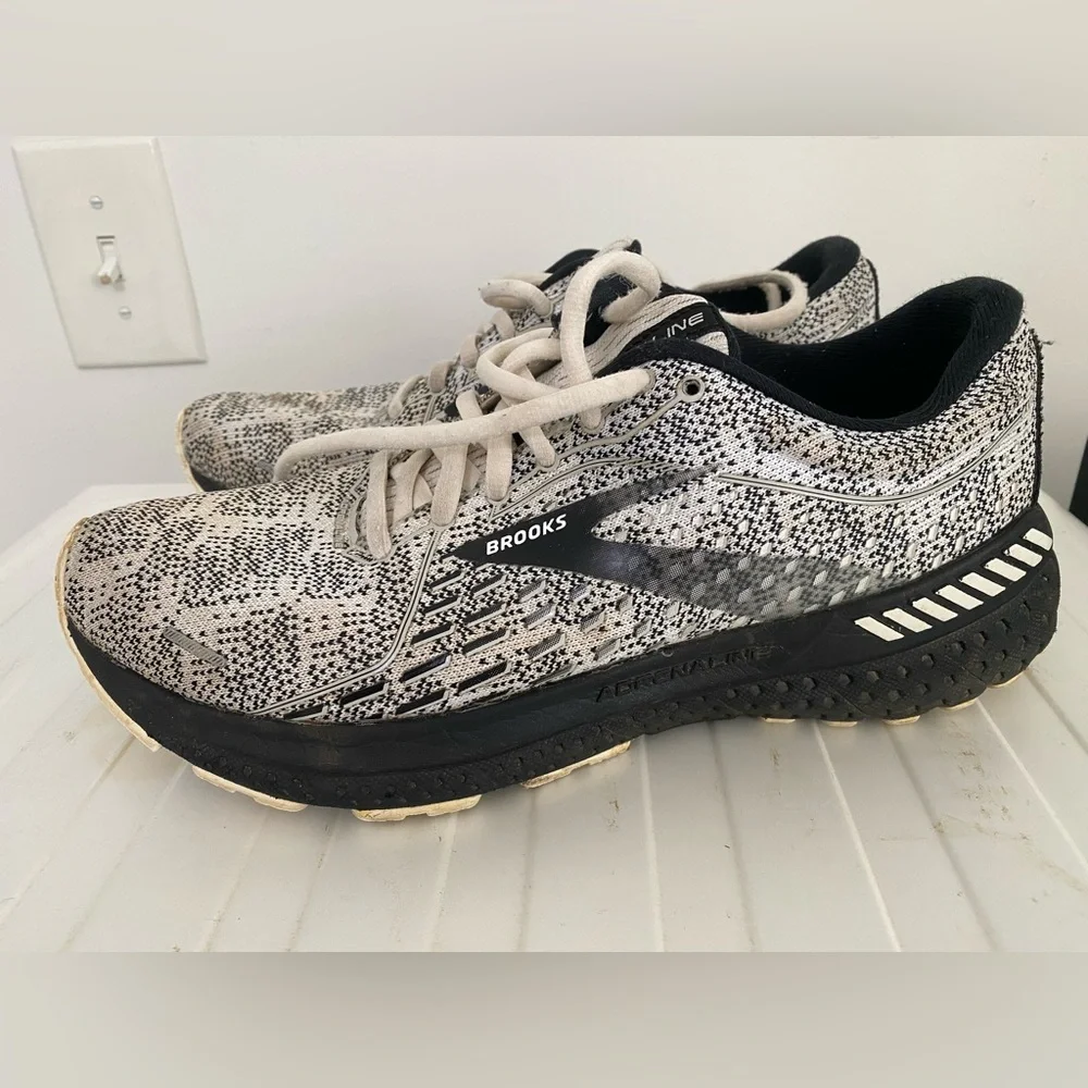 Brooks Adrenalin 21 Neutral-Pattern Running Shoes in Black and White Women's 10